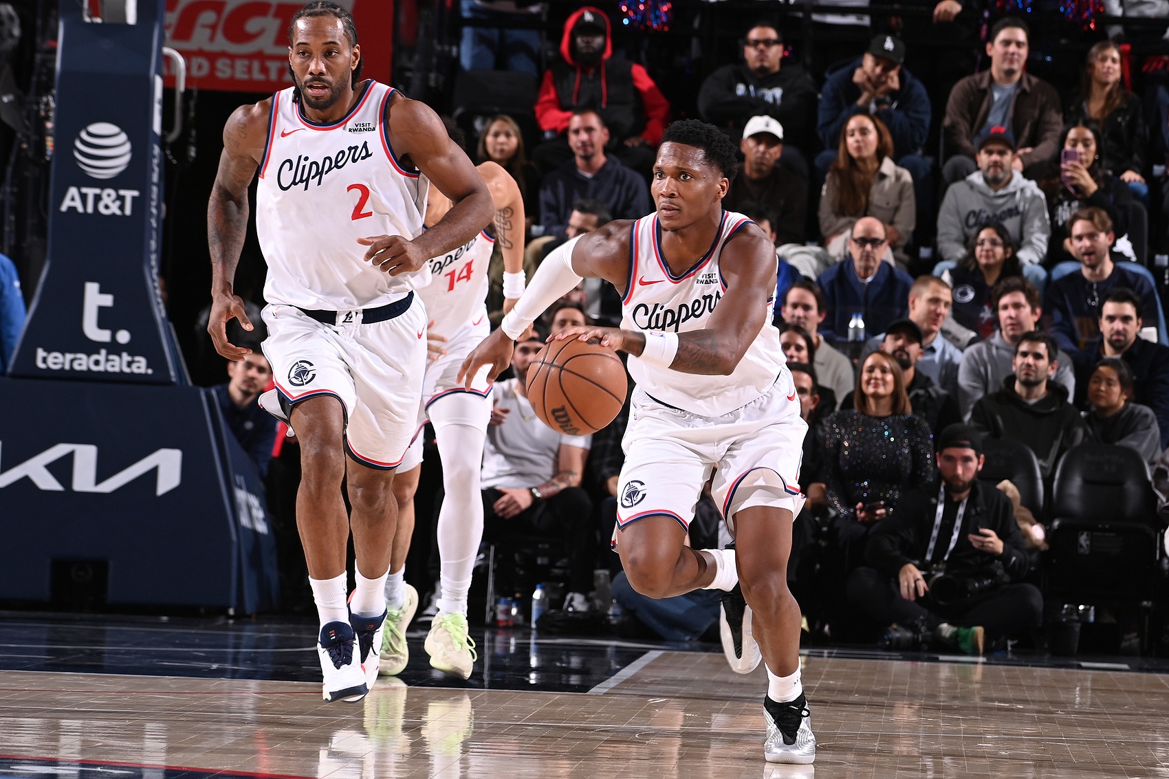 开云体育官网-用83天创造奇迹！快船交易后并未放弃 两大新援成战神卡左膀右臂