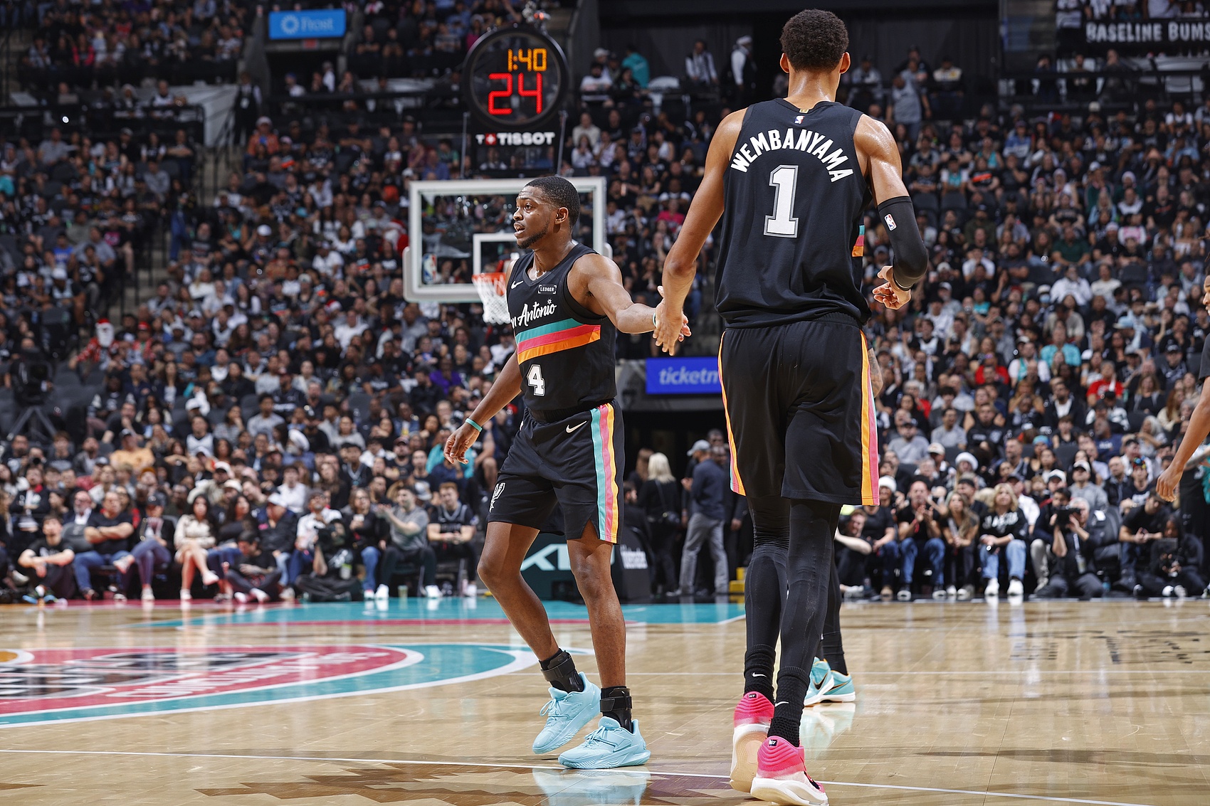 福克斯：绿军今天的防守不常见 他们让文班在低位持球 我们作掩护